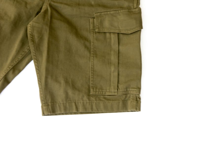 Leg and pocket of Carhartt Rugged Flex Rigby Cargo Short in tarmac front facing on white background