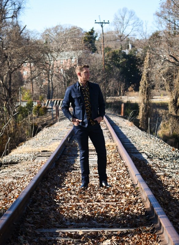 model on train tracks what to wear with dark blue jeans