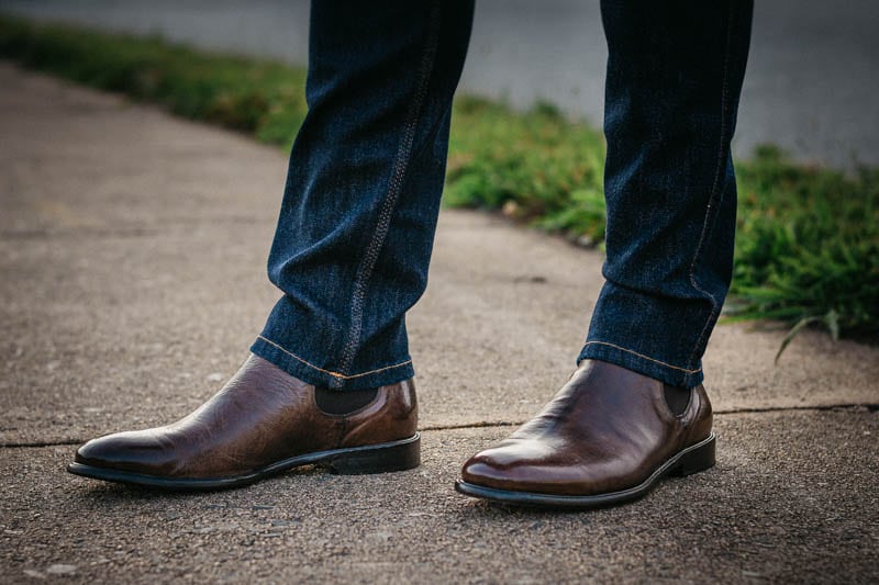 model wearing mgemi dritto chelsea boot